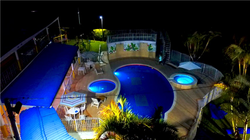 piscina con luz nocturna